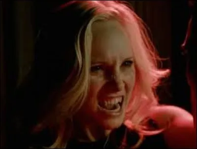 Avec qui Caroline se trouve-t-elle ?