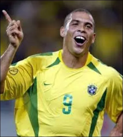 Quel est le prénom de Ronaldo (El Fenómeno R9) ?