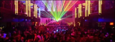 Tu vas dans une bo&icirc;te de nuit. Comment t'habilles-tu ?