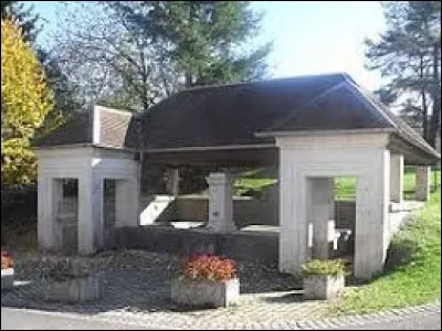 Nous partons maintenant à Chaudefontaine, à la découverte de sa fontaine-lavoir. Ancienne commune du Doubs, elle se trouve dans l'ex région ...