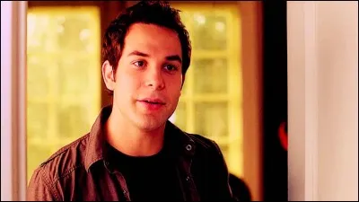 Comment s'appelle-t-il et avec qui finit-il par sortir ?