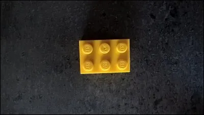 Quel Lego représente 1/2 du Lego ci-dessus ?