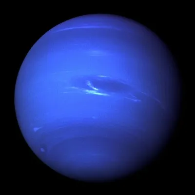 Quel satellite naturel de Neptune est le plus gros par rapport à son diamètre ?