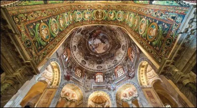Quelle basilique italienne fut érigée sous son règne ?