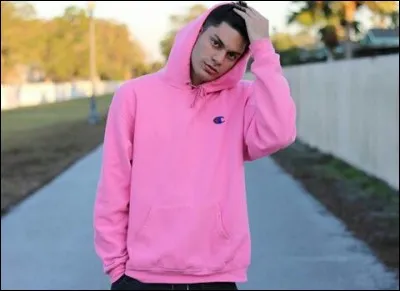 Comment se fait-il appeler sur les r&eacute;seaux sociaux ?