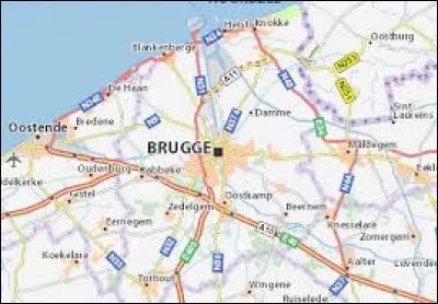 Après vous décidez de marcher quelques kilomètres. Vous arrivez dans un ville inconnue, vous demandez à quelqu'un "Dans quelle ville sommes-nous ?" Il vous répond "à Bruges". C'est loin de Bruxelles, ça ! Par rapport à Bruxelles, Bruges est-il en-dessous ou au-dessus ?