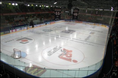 Quelle est la taille d'une patinoire capable d'accueillir un match de hockey officiel ?