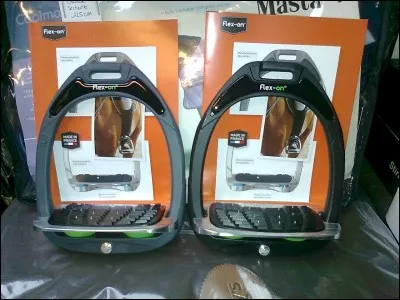 Comment sais-tu que ton étrier est à la bonne longueur alors que tu es à pied ?