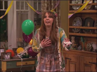L'épisode ou Nora apparaît pour la première fois, que fait-elle à toute l'équipe d'ICarly (sauf Gibby).