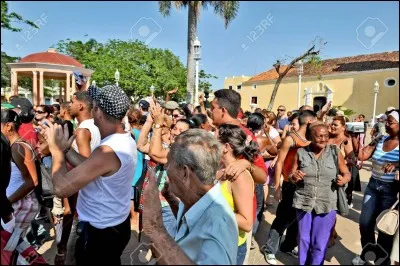 Des gens viennent en masse dans ton pays qui est déjà surpeuplé. Que fais-tu ?