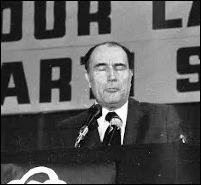 François Mitterrand est-il un menteur ?
Sur l'affaire Gordji en direct à la télévision et en plein débat d'entre-deux tours de l'élection présidentielle de 1988 à Jacques Chirac qui le somme d'oser répéter son accusation : « Pouvez-vous vraiment contester ma version des choses, en me regardant dans les yeux ? » François Mitterrand répond, du tac au tac : « Dans les yeux, je la conteste. »