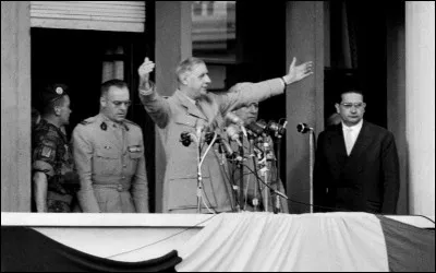 Charles de Gaulle est-il un menteur ?
Le 4 juin 1958, il lance le célèbre «Je vous ai compris ! » Il précise alors : « Je déclare, qu'à partir d'aujourd'hui, la France considère que, dans toute l'Algérie, il n'y a qu'une seule catégorie d'habitants : il n'y a que des Français à part entière, des Français à part entière, avec les mêmes droits et les mêmes devoirs. »