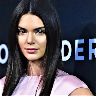 Contrairement aux apparences, Khloé n'est pas la plus grande du clan. C'est Kendall ! Mais combien mesure-t-elle ?