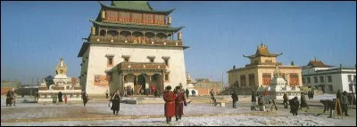 Quelle divinité est représentée par une statue de 26 m dans le monastère de Gandan, en Mongolie ?