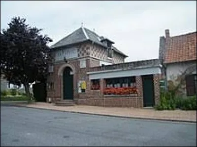 Commune des Hauts-de-France, dans l'arrondissement d'Abbeville, Eaucourt-sur-Somme se situe dans le département ...
