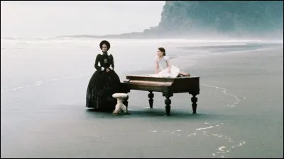 Holly Hunter, une excellente actrice, est inoubliable dans le film de Jane Campion "La leçon de piano", alors qu'elle interprète un rôle muet. La voici à son arrivée en bateau, avec sa fille et son piano sur la plage. Quelle mer borde cette plage ?