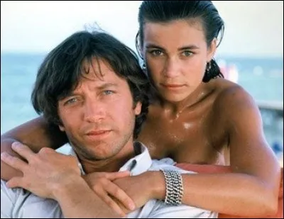 "L'année des méduses", un film qui rappelle une réelle invasion de méduses sur le même lieu, a pour acteurs principaux Bernard Giraudeau, Valérie Kaprisky et Caroline Cellier. La plage de l'intrigue dramatique bordait quelle mer ?