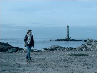 C'est Sylvie Testud qui a obtenu le rôle de Louise, dans le téléfilm "Les déferlantes", tiré du roman de Claudie Gallay. Elle est une spécialiste des oiseaux, une ornithologue, et séjourne au bord de quelle mer ?