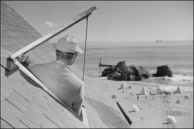 Ce délicieux film, qui ne vieillit pas tant il respire le charme, la douceur de vivre et l'humour, "Les vacances de M. Hulot", amène le fameux Hulot au bord de la mer, dans un petit hôtel. Quelle est cette mer ?