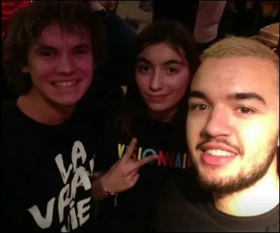 Sur ce cliché, Oli apparaît avec le batteur de...