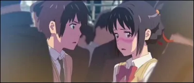 Qu'est-ce que Mitsuha a donné à Taki la première fois qu'elle l'a rencontré dans le métro ?