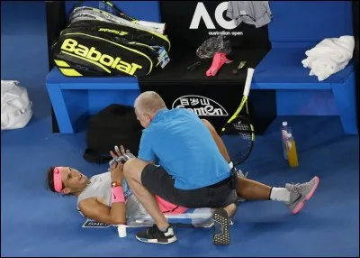 Contre qui il a été forcé d'abandonné à cause d'une blessure au psoas à l'Open d'Australie 2018 ?