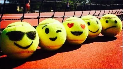 Lors d'un tie-break au tennis, le gagnant est le premier à remporter :