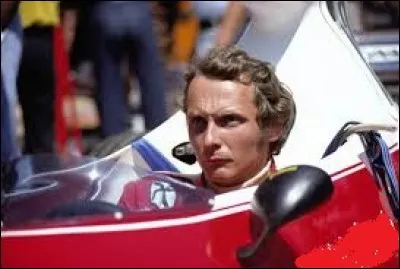 Qui est ce monsieur dans la voiture ?