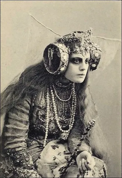 Reine des prophétesses au temple d'Apollon à Delphes. Qui est-elle ?