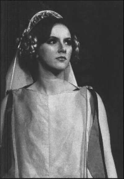 Collège de prêtresses recrutées parmi les jeunes filles des plus anciennes familles de Rome, chargées d'entretenir le feu sacré. Qui sont-elles ?