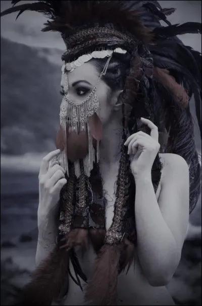 Prêtresse conduisant la procession de la déesse Artémis. Qui est-elle ?