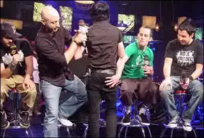 Qu'est-ce que les autres gars du groupe regardent ?