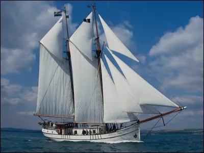 Quel marin breton gagne la Transat anglaise en 1964 ?