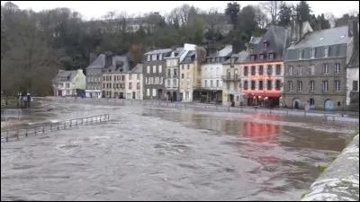 Dans quel département se situe la ville de Quimperlé ?
