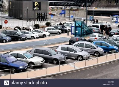 Quel mot de la langue régionale lyonnaise signifie "une place" (exemple : Une place de parking) ?