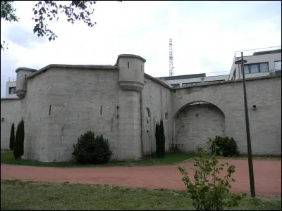 Quel est le nom du fort se situant dans le 3e arrondissement de Lyon et qui est un hôtel de police ?