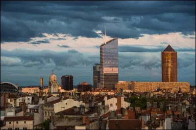 En France, à quel rang la tour Incity se situe-t-elle en terme de hauteur ?