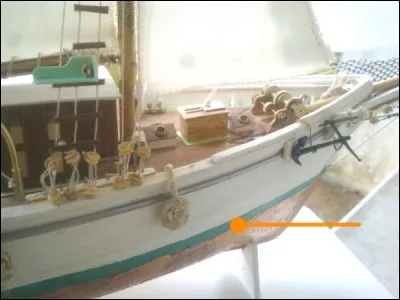 Quelle est cette trace qui court tout le long de la coque ?