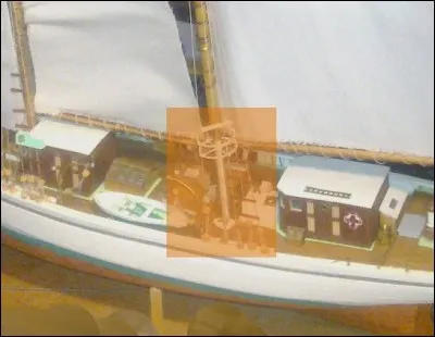 Ce dispositif (peint en blanc, repéré en orange) est l'une des rares concessions à la modernité sur ce navire. Qu'est-ce ?