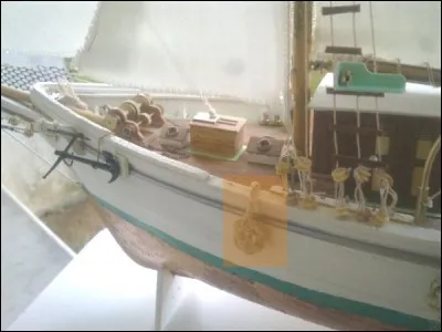 Cette boule de cordage sert à protéger la coque lorsqu'on est à quai ou pour les abordages. Comment l'appelle-t-on ?