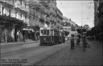La rue de l'Aqueduc devint rue d'Isly en...