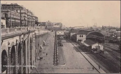 La rampe reliant les quais à la ville fut réalisée en...
