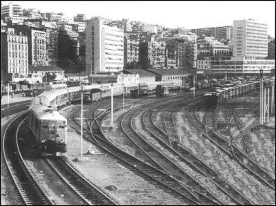 La gare et les voies ferrées virent le jour vers..