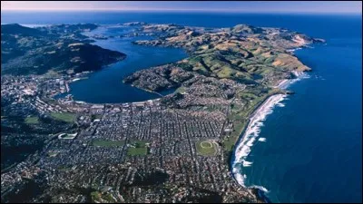 Avec 120 000 habitants, Dunedin est, par 45°52' de latitude sud, la grande ville la plus au sud du pays. Où se trouve-t-elle ?
