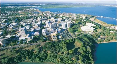 A l'inverse située à 12° 26′ de latitude sud, Darwin peuplée de 140 000 habitants, est la plus au nord du pays. Où se trouve-t-elle ?