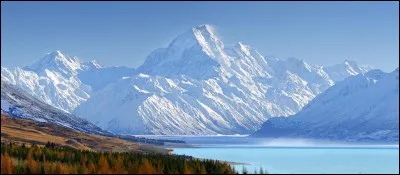 Où se trouve le Mont Cook, haut de plus de 3 700 mètres ?