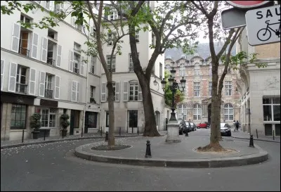 Comment s'appelle cette petite place ayant un carré arboré ?