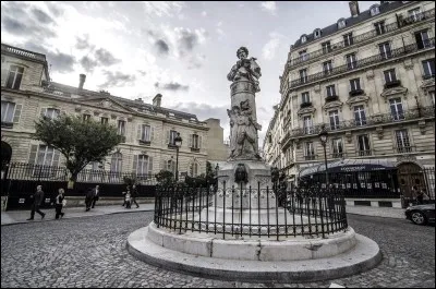 Quel est le nom de cette place ayant une statue de Paul Gavarni ?