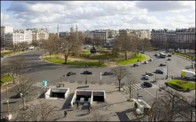 Quel est le nom de cette place qui possède en son centre un monument appelé "Le Triomphe de la République" ?