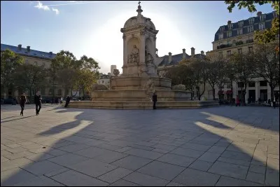 Comment s'appelle cette place possédant en son centre une fontaine surnommée "fontaine des quatre points cardinaux" ?